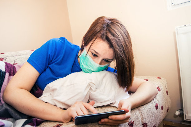 生病的女人阅读新闻股票照片图片下载