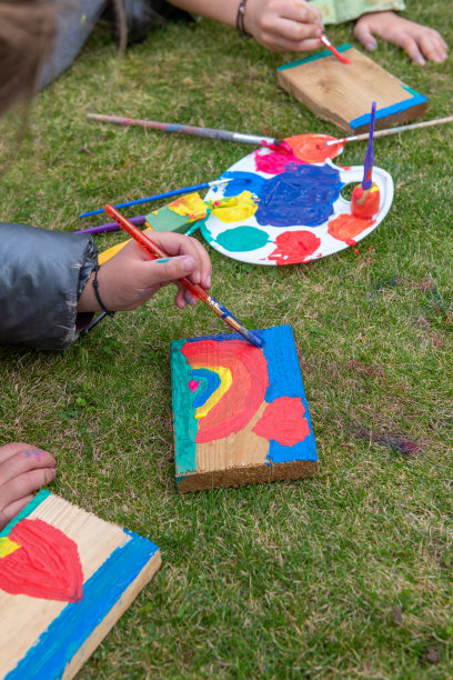 孩子们在花园里的木板上画画图片下载