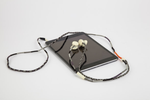 带耳机的数码平板电脑图片下载