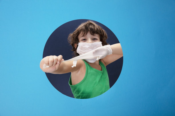 小男孩戴着防护口罩和医用手套图片下载