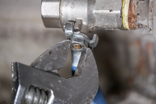 工人用活动扳手固定管道图片下载