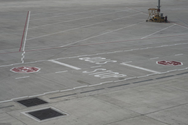 在机场为过路的车辆设置道路地面标志图片下载