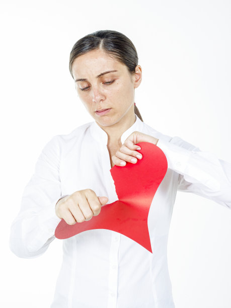 手持红色纸质爱心的女人图片下载