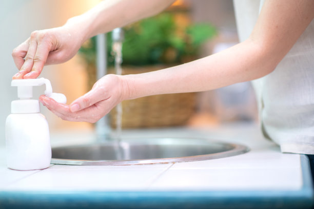 特写亚洲女性在购物中心公共厕所用洗手液洗手，预防冠状病毒或covid-19，卫生理念图片下载