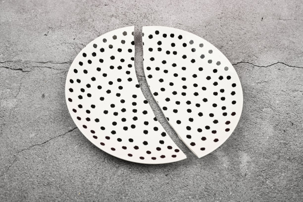 破碎的盘子。家庭问题的概念。Зlate，图案裂成两半图片下载