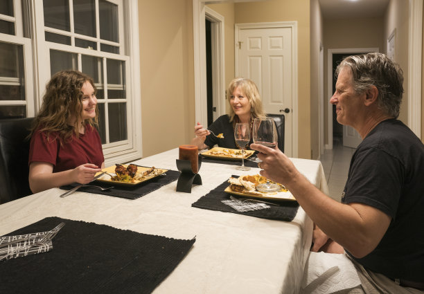 2019冠状病毒病期间，印度人在家吃外卖图片下载