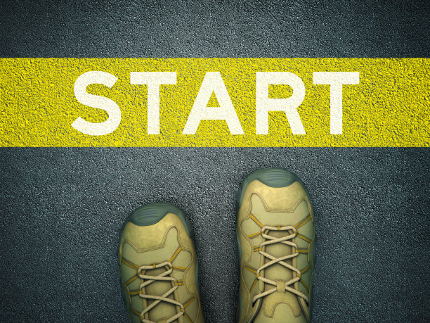 脚在沥青路面与开始字- 3D渲染图片下载