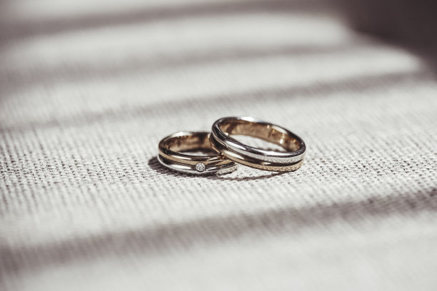 两个匹配的结婚戒指在有纹理的表面上图片下载
