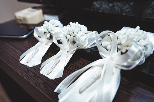 木地板表面的三种玫瑰装饰图片下载