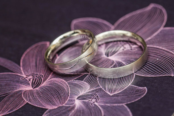 婚礼戒指上的花朵图案图片下载