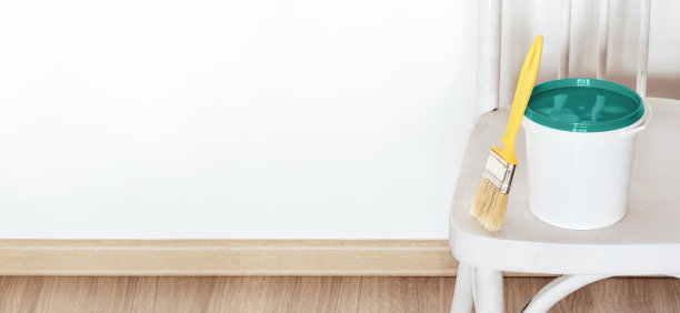 升级改造的概念。老式木制复古椅子，油漆和刷子，横幅格式图片下载