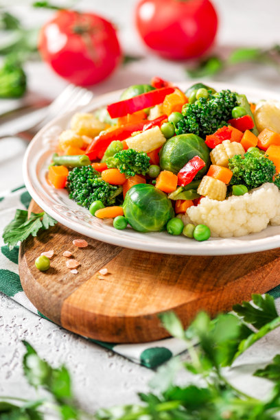 在上桌的陶瓷盘子里混合了炖蔬菜。素材图片