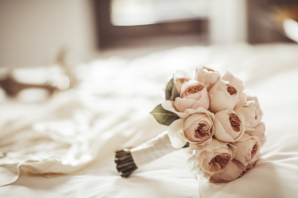 新娘的婚礼花束，用丝线捆扎的玫瑰图片下载