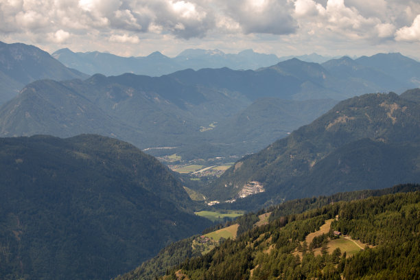 全景奥地利阿尔卑斯山在奥西切尔湖看到与卡拉瓦肯山脉的山与滑翔伞图片下载