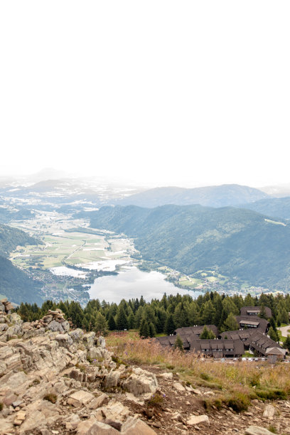 全景奥地利阿尔卑斯山在奥西切尔湖看到与卡拉瓦肯山脉的山与滑翔伞图片下载