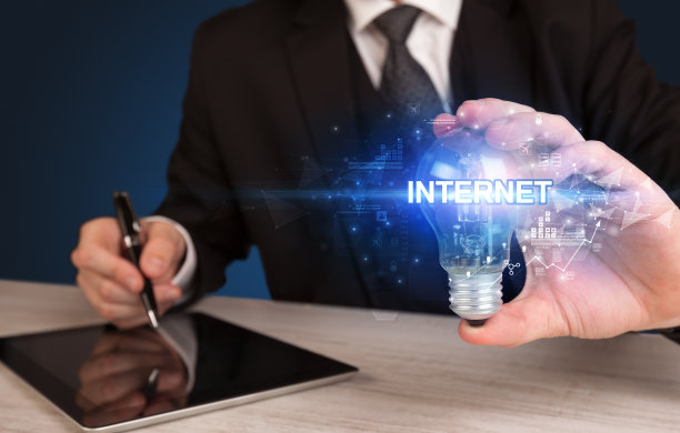 一个拿着灯泡的商人图片下载