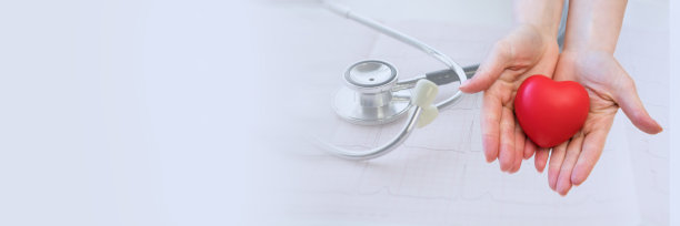 近距离的女人的手与心图片下载