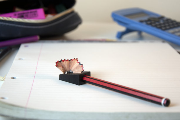 儿童家庭教育书桌与铅笔盒和铅笔图片下载