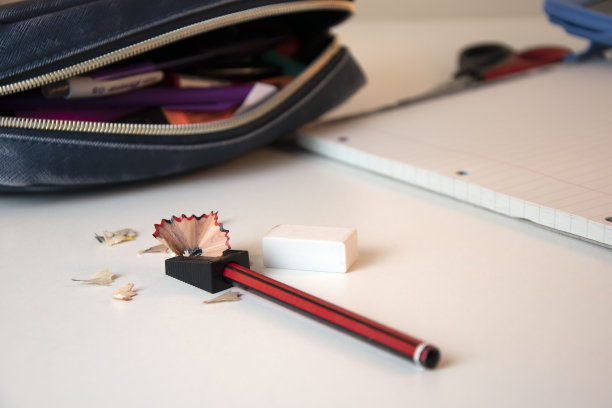 儿童家庭教育书桌与铅笔盒，铅笔和纸图片下载