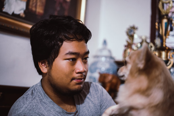 一个男人和他的宠物在家里图片下载