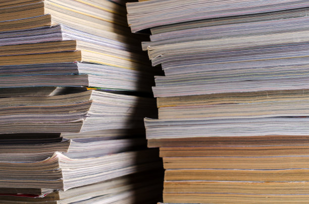 特写背景的一堆杂志。图片下载