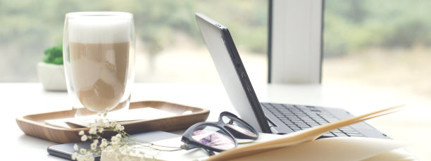 台式电脑，笔记本电脑，智能手机，记事本和咖啡机。图片下载