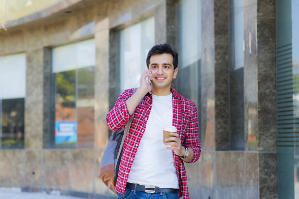 校园里的大学生照片图片下载