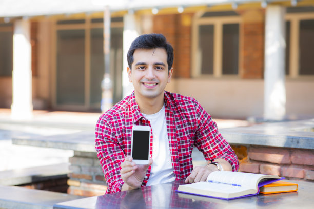 校园里的大学生照片图片下载