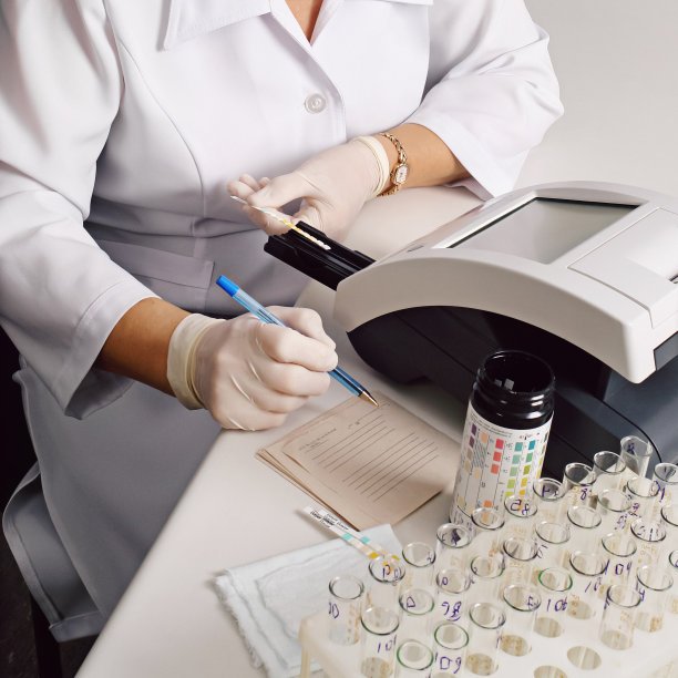 在实验室测试试验材料。图片下载