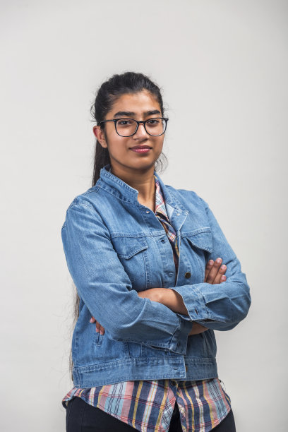 一个自信的年轻少女的肖像图片下载