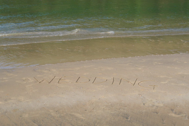 图片的标签标签写在阳光沙滩上的婚礼字写在沙滩上，Palolem海滩，印度果阿，概念社交媒体照片手写在金色的沙子与现代标签前缀图片下载