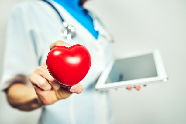 医生在一个有拷贝空间的数字平板电脑上工作图片下载