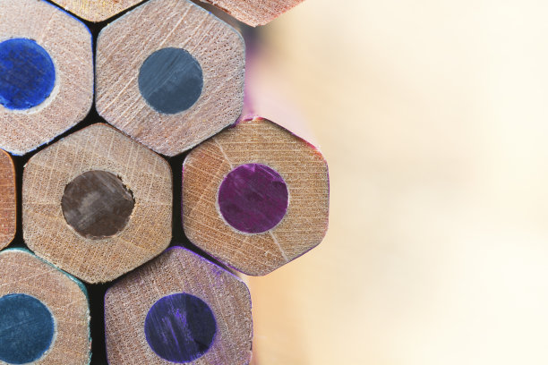 堆叠的彩色铅笔，特写素材图片