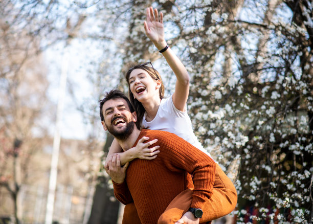 男人和女人在外面骑着，享受他们的时光。图片下载