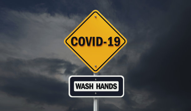 阴天背景上的COVID-19爆发交通标志图片下载