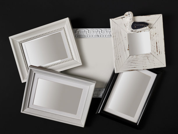 黑色背景上的空心相框堆叠。图片下载