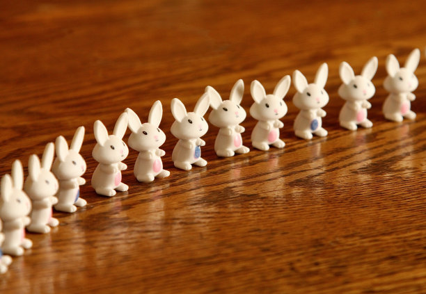 一排一排的复活节小兔子图片下载