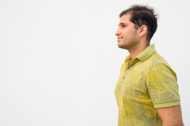 年轻英俊的波斯男子的侧面照图片下载