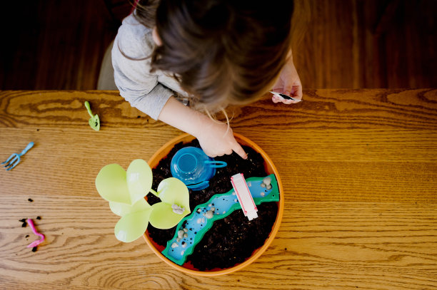 照料她的仙女花园的孩子图片下载