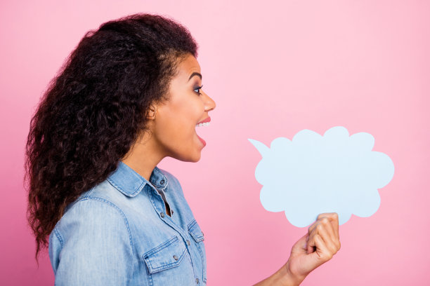 疯狂印象深刻的美国黑人女孩的侧面照片手持白纸卡片泡泡分享私人不可思议的新奇尖叫穿牛仔牛仔裤衬衫孤立在粉红色的背景图片下载