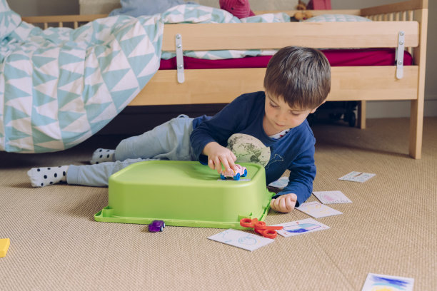 白人小男孩玩汽车和给小孩子玩的游戏。图片下载