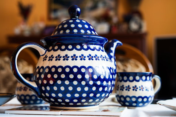 手工陶器在Boleslawiec生产图片下载