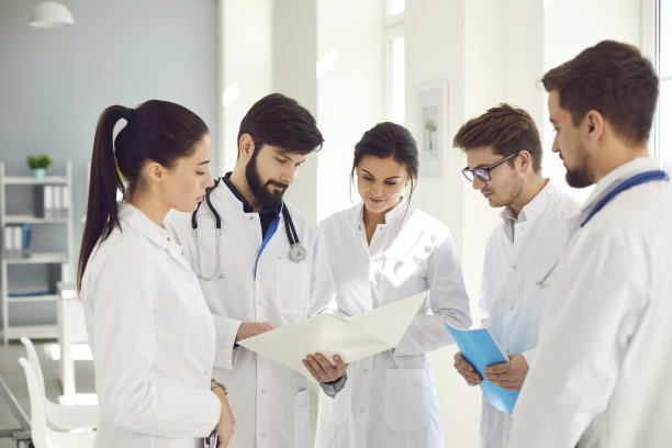 一组医生在一个诊所里开会讨论病人的诊断。图片下载