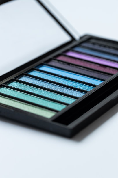 彩色眼影调色板上的白色背景图片下载