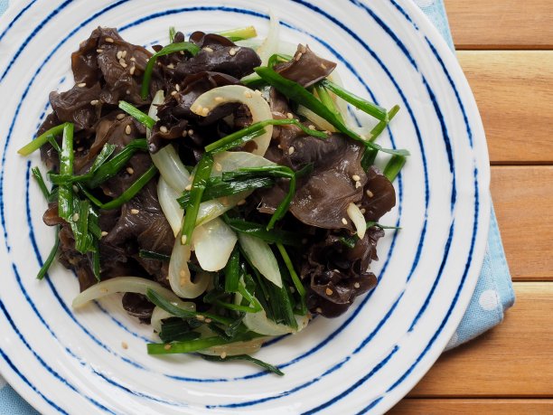 亚洲食物炒树耳菇和蔬菜图片下载