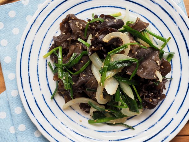 亚洲食物炒树耳菇和蔬菜图片下载