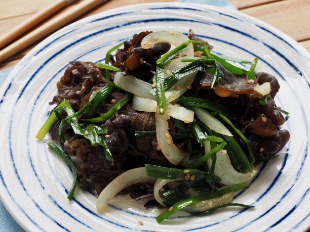 亚洲食物炒树耳菇和蔬菜图片下载