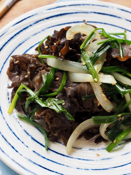 亚洲食物炒树耳菇和蔬菜图片下载