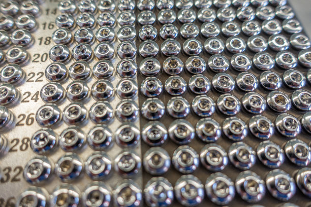 手术台上有一个装有各种手术用钢螺钉的托盘图片下载