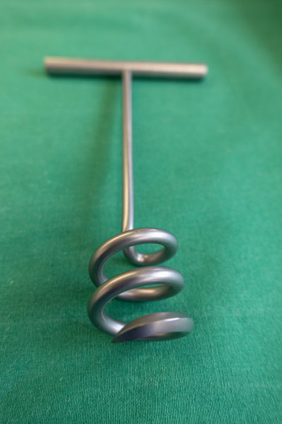 绿色的手术纱布上放着一个myom钻，用来切除子宫图片下载